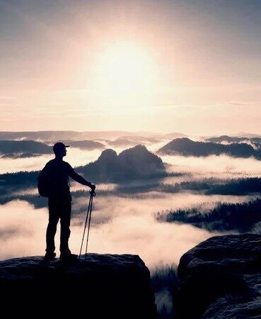 silhouette-stand-on-cliff sun
